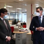 El ministro de Sanidad, Salvador Illa (i) y el presidente del Gobierno, Pedro Sánchez (d) v