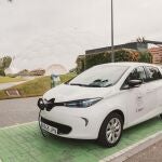 Un coche eléctrico en un poste de recarga en Valladolid