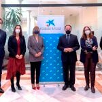 Guillermo Martín, director de Banca Empresas de CaixaBank en Andalucía Occidental; Mamen Martín, responsable de Acción Social de CaixaBank; María Jesús Catalá, directora territorial de CaixaBank en Andalucía Occidental y Extremadura; Javier González de Lara, presidente de CEA; Reyes Gómez, directora de Proyectos de la organización empresarial andaluza, y Luis Fernández-Palacios, secretario general de CEA