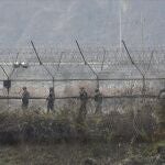 Soldados surcoreanos patrullan la frontera de Paju