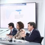 La ministra portavoz y de Hacienda, María Jesús Montero; el ministro de Sanidad, Salvador Illa; y el ministro de Inclusión, Seguridad Social y Migraciones, José Luis Escrivá