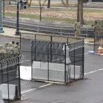 La policía del Capitolio y la Guardia Nacional en la entrada de Constitution Avenue al Capitolio en Washington