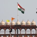 New Delhi (India), 26/01/2021.- A man climbed a flag pole after farmers entered the Red Fort amid their ongoing protest against the new agriculture laws in New Delhi, India, 26 January 2021. Farmers' organizations organized a 'parallel parade' to counter India's Republic Day parade in New Delhi on the same day and fought through police barricades and tear gas to enter Delhi's historic Red Fort complex and also near the police headquater and in parts of centreal Delhi. (Protestas, Nueva Delhi) EFE/EPA/RAJAT GUPTA