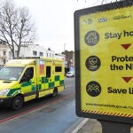 Una ambulancia pasa cerca del hospital Royal London en Londres