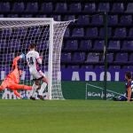 El defensa del Levante Coke Andújar (d) marca el 1-3 durante el encuentro correspondiente a los octavos de final de la Copa del Rey entre el Real Valladolid y el Levante UD, este martes en el estadio José Zorrilla, en Valladolid. EFE/R.García