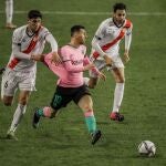 Messi es agarrado por Comesaña