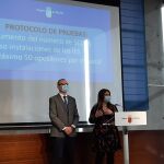 La consejera de Educación y Cultura, Esperanza Moreno, junto con el director general de Planificación Educativa y Recursos Humanos, Víctor Marín, en la presentación de la convocatoria de oposiciones