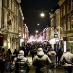Decenas de personas protestan en las calles holandesas en protesta a las medidas de confinamiento impuestas por el ejecutivo