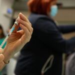 En la imagen, un profesional sanitario prepara una vacuna contra la Covid-19