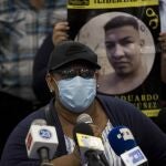 AME1470. MANAGUA (NICARAGUA), 26/01/2021.- Maritza Arcia habla hoy junto a varios otros familiares de presos políticos nicaragüenses durante una rueda de prensa, en Managua (Nicaragua). Un grupo de familiares de opositores presos en Nicaragua denunció este martes una restricción de alimentos a los detenidos y solicitó al Gobierno del presidente Daniel Ortega que los libere de inmediato. Los familiares, en su mayoría madres, esposas o hermanas, informaron que el Sistema Penitenciario Nacional bajó las raciones de alimentos que los llamados "presos políticos" pueden recibir y abrieron la posibilidad de comprar los productos en las penitenciarías "a un precio carísimo". EFE/Jorge Torres