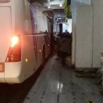 Temporeras accediendo a los autobuses de las asociaciones agrícolas para trasladaslas a Huelva desde el Puerto de Algeciras