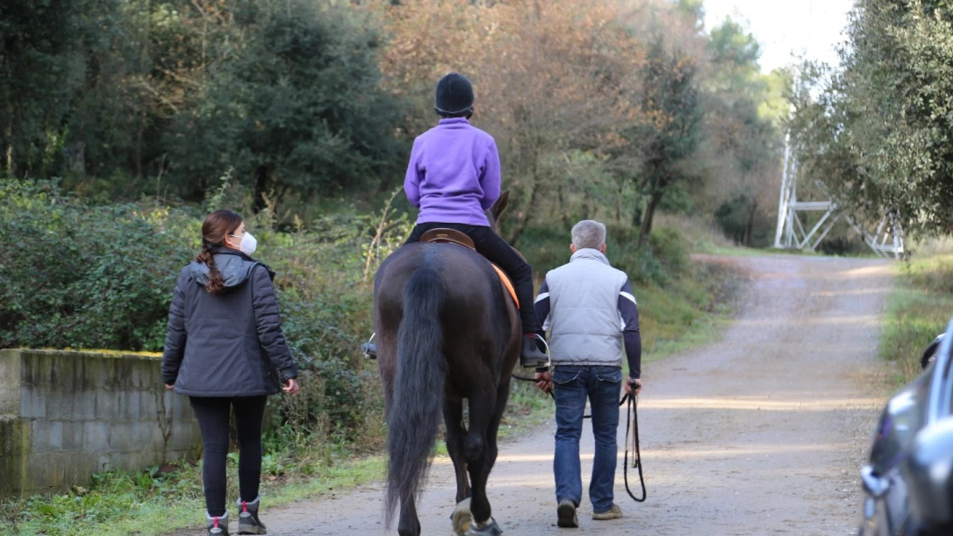 En las sesiones de hipoterapia, la terapeuta y un guía acompañan siempre al niño que está llevando a cabo su rehabilitación