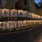 Parientes depositan flores frente a la fotografía de Jorge Luis Casana, de 62 años, uno de tantos médicos fallecido debido al coronavirus