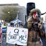 Jacob Anthony Chansley, también conocido como Jake Angeli, ahora quiere testificar contra Trump