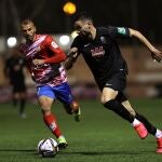 El defensa del Navalcarnero Víctor Calarge (2d) presiona al centrocampista del Granada José Antonio Puertas durante el partido de octavos de final de la Copa del Rey . EFE/JuanJo Martín
