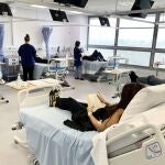 Varias personas en un ensayo clínico 