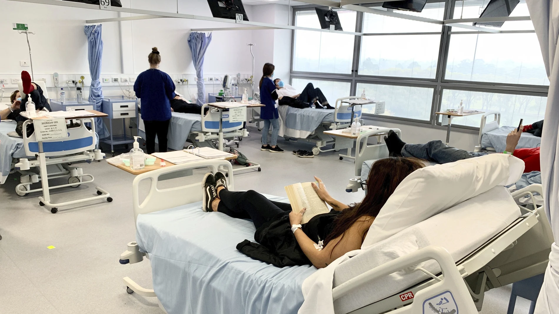 Varias personas en un ensayo clínico