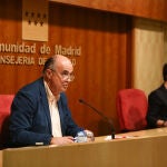 El viceconsejero de Salud Pública y Plan COVID-19 de la Comunidad de Madrid, Antonio Zapatero y la directora general de Salud Pública, Elena Andradas durante una rueda de prensa para actualizar la información sobre la situación epidemiológica en Madrid. EUROPA PRESS/R.Rubio.POOL