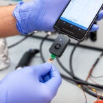 El prototipo en miniatura para testar con la ayuda de un teléfono móvil de Detect Covid-19 rapid test. Penn Medicine