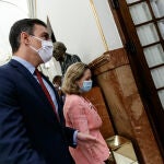 Pedro Sánchez y Nadia Calviño acceden al hemiciclo del Congreso de los Diputados