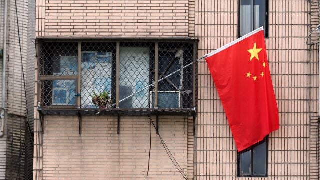 La bandera china ondea en la ventana de un apartamento de Taiwán