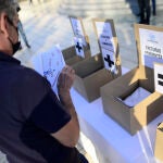Un hombre asiste a una manifestación del sector hostelero