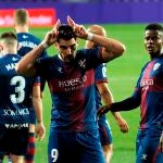 Rafa Mir celebra un gol del Huesca.