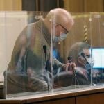 El acusado (i), un excapellán de la iglesia de Las Angustias, durante su comparecencia ante el tribunal EFE/R. García