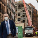 José Fernández, presidente del distrito centro, durante las labores de reconstrucción en la calle Toledo