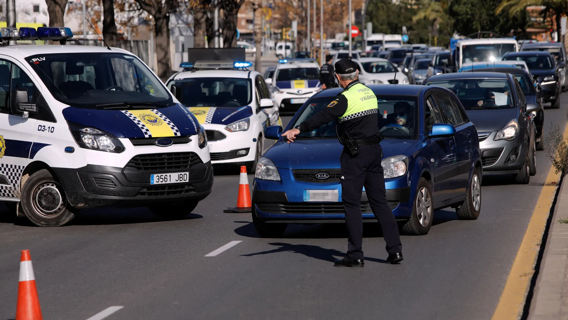 La Policía Municipal de Valencia controla el tráfico en uno de los accesos a la ciudad por el cierre perimetral