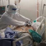 Un enfermero de la Unidad de Cuidados Intensivos del Hospital Morales Meseguer de Murcia atiende a un paciente ingresado por SARS-CoV-2 este viernes. Ansiedad, depresión, estrés postraumático, insomnio o trastorno cognitivo son algunas de las secuelas que deja entrever la covid en un porcentaje muy significativo de pacientes graves que han superado la enfermedad