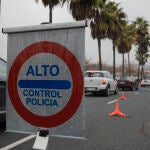 Control de movilidad de la policía local a la entrada del municipio de Castilleja de la Cuesta. María José López / Europa Press29/01/2021