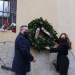 Un momento, de una ofrenda floral en recuerdo al concejal Alberto Jiménez-Becerril y a su esposa Ascensión García
