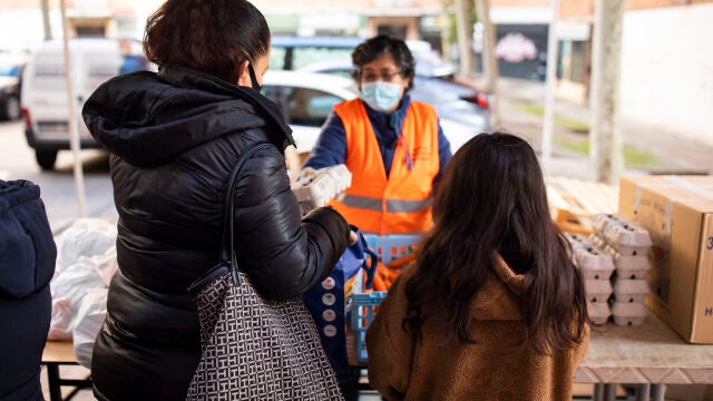 Cola de reparto de alimentos en Aluche a personas vulnerables