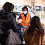 Cola de reparto de alimentos en Aluche a personas vulnerables