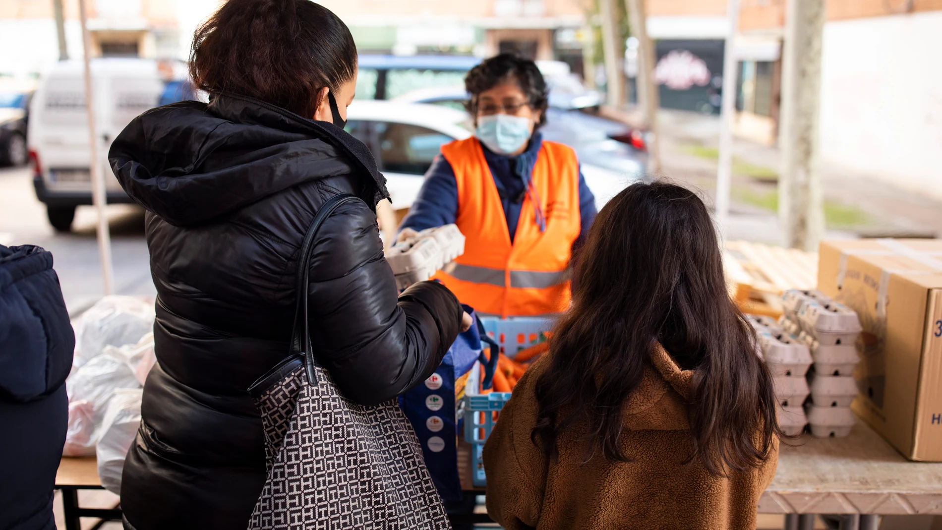 Cola de reparto de alimentos en Aluche a personas vulnerables
