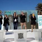 La candidata a la presidencia de la Generalitat de Cataluña, Laura Borràs junto a los presos con tercer grado Josep Rull, Jordi Sànchez, Quim Forn y Jordi Turull, al finalizar acto electoral celebrado este sábado en Barcelona