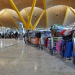 Una fila de maletas distribuidas en las instalaciones de la Terminal 4 del aeropuerto Madrid-Barajas Adolfo Suárez, en Madrid