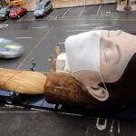 Vista general del traslado del remate principal de la falla municipal de las Fallas 2020, con el lema "Esto también pasará"