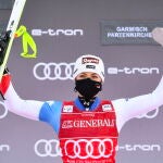 La ganadora Lara Gut-Behrami, posa durante la ceremonia de entrega de premios de la carrera femenina de Súper G en la prueba de la Copa del Mundo de Esquí Alpino de la FIS en Garmisch-Partenkirchen, Alemania .EFE/EPA/Philipp Guelland