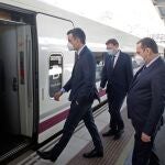 El presidente del Gobierno, Pedro Sánchez (i), junto al presidente de la Generalitat Valenciana, Ximo Puig (c), y al Ministro de Transportes, José Luis Ábalos