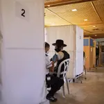 Un ultra-ortodoxo siendo vacunado en Jerusalén