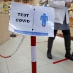 Un cartel informa de la localización dentro de una farmacia en Madrid donde se realizarán las pruebas de antígenos