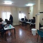 Diez alumnas y tres docentes han iniciado este lunes la formación en la especialidad de atención a personas dependientes