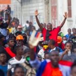 AME2331. PUERTO PRÍNCIPE (HAITÍ), 31/01/2021.- Haitianos protestan hoy para exigir la renuncia del presidente Moise en Puerto Príncipe (Haití). Cientos de haitianos tomaron este domingo las calles de varias ciudades del país para exigir que el presidente Jovenel Moise abandone el poder el 7 de febrero, fecha en la que, aseguran, termina su mandato. EFE/ Jean Marc Herve Abelard
