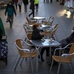 Dos clientes en una terraza de un bar, en Barcelona. AP Photo/Emilio Morenatti.
