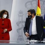 MADRID, 02/02/2021.- El ministro de Inclusión, Seguridad Social y Migraciones, José Luis Escrivá, junto a la ministra de Hacienda y portavoz del Gobierno, María Jesús Montero, en rueda de prensa tras reunión del Consejo de ministros