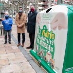 El alcalde de León, José Antonio Diez (I), el concejal de Desarrollo Urbano, Luis Miguel García Copete (D), el gerente de Ecovidrio, José Carlos Agustina (2D) y el representante del Banco de Alimentos, Jesús Cloux (2I), presentan la campaña ‘Tu vidrio se convertirá en alimentos’