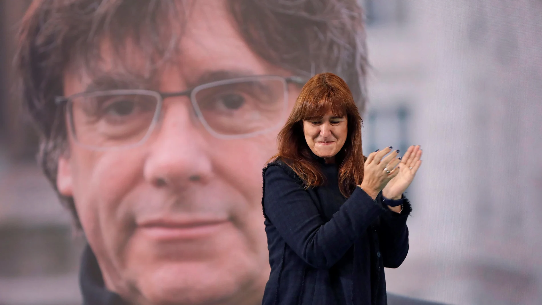 La candidata a la presidencia por Junts Per Catalunya, Laura Borràs aplaude la intervención del expresidente catalán Carles Puigdemont durante el acto electoral del partido en Vilafranca del Penedès (Barcelona) este domingo donde el partido presenta sus candidaturas del 14-F.
