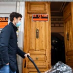 Carteles en un portal de "se alquila" y "se vende"